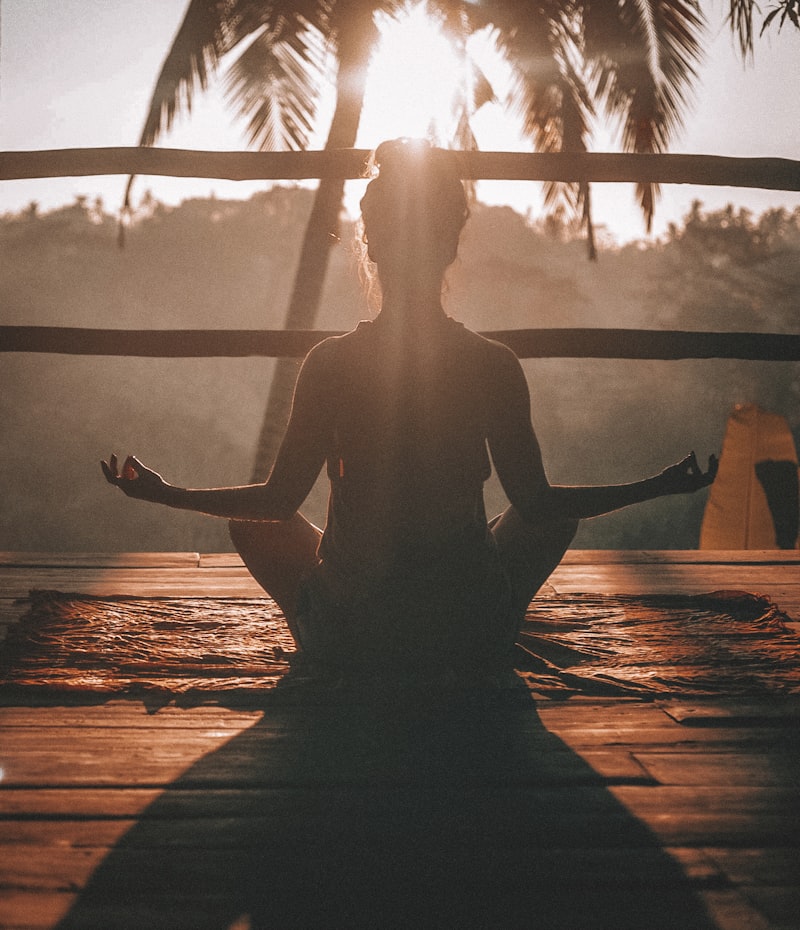 Persona meditando en postura sentada con respiración consciente