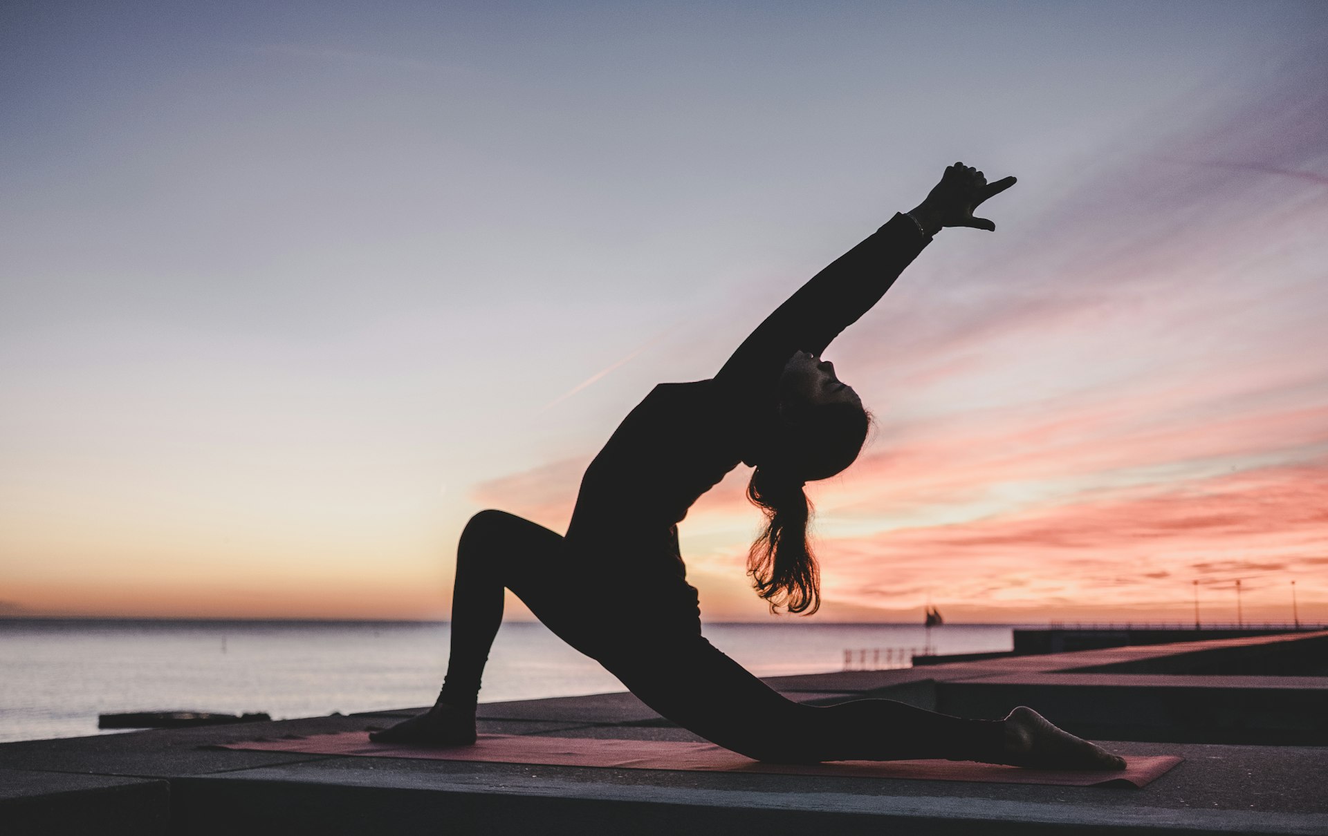 Práctica de yoga en un espacio luminoso con luz natural